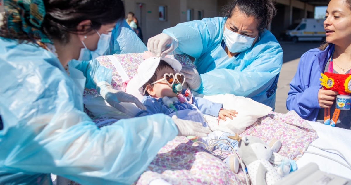 Martina, paciente de 1 año que ha vivido hospitalizada y disfrutó primera salida al aire libre