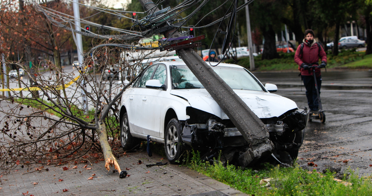 https://media.biobiochile.cl/wp-content/uploads/2026/09/mas-de-50-choques-a-postes-electricos-se-registran-este-ano-en-valdivia-cifras-van-en-aumento.png