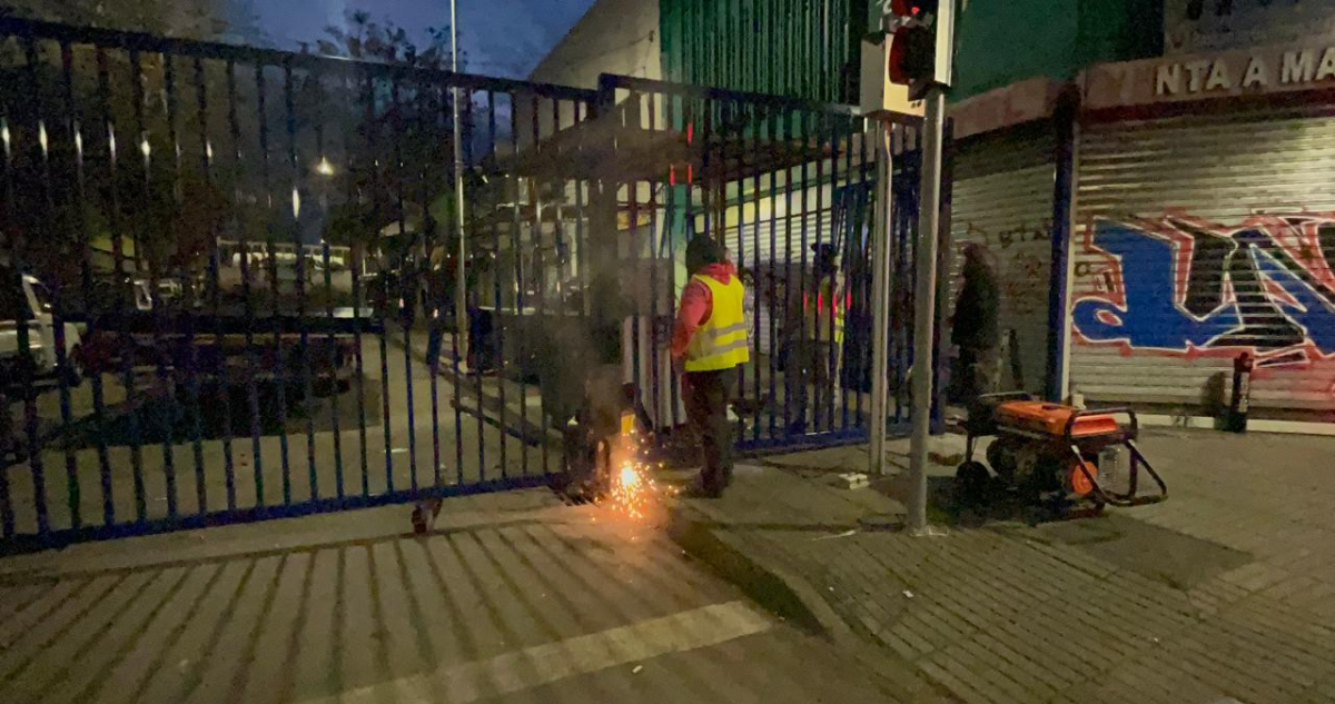Municipalidad de Santiago realiza nuevo cierre perimetral en Meiggs para evitar “toldos azules”