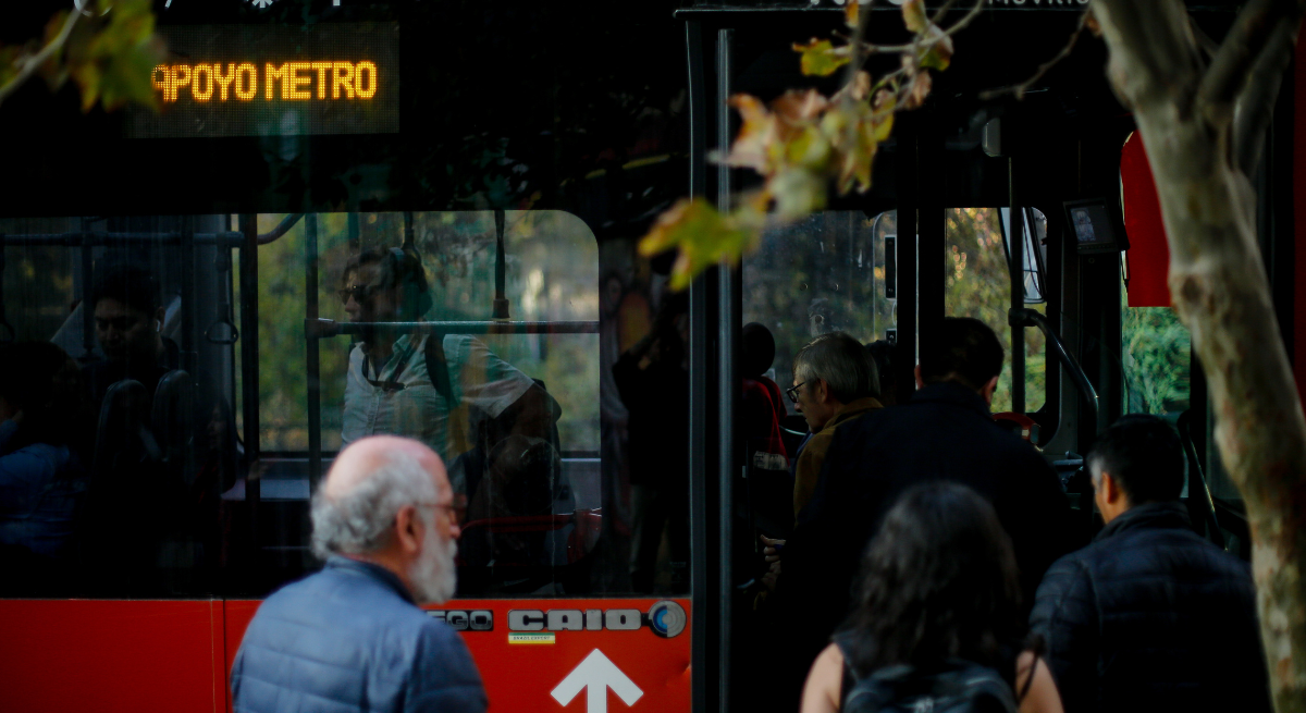 Metro de Santiago anuncia buses de apoyo en Línea 4 tras emergencia en estación Los Orientales