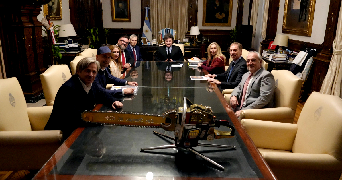 Milei recibe a ejecutivos de Tesla: empresa de Elon Musk planea desembarcar en Argentina