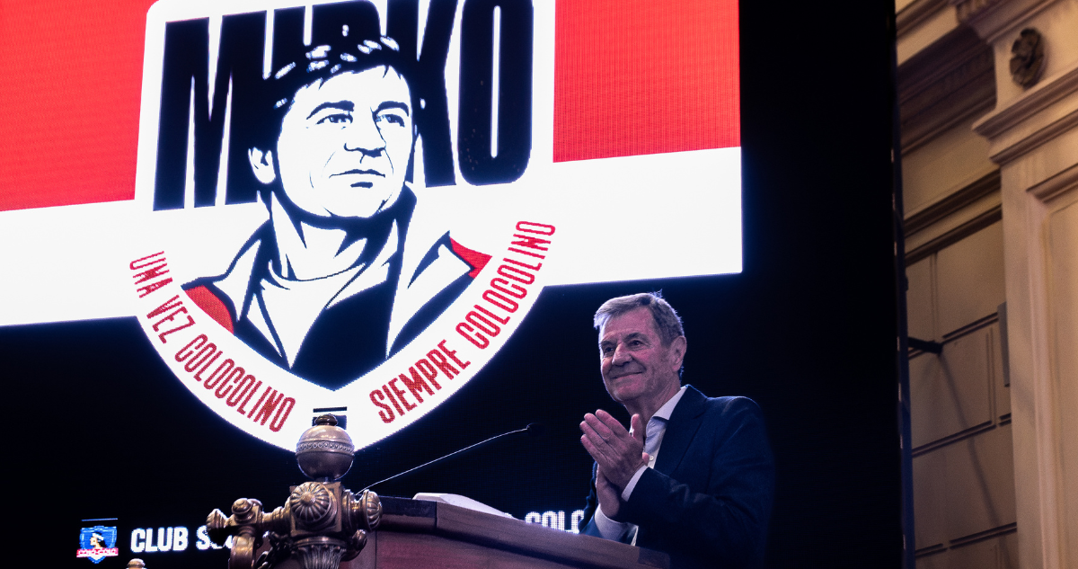 El exentrenador de Colo-Colo, Mirko Jozić, recibe un homenaje en el Salón de Honor del ex Congreso Nacional.