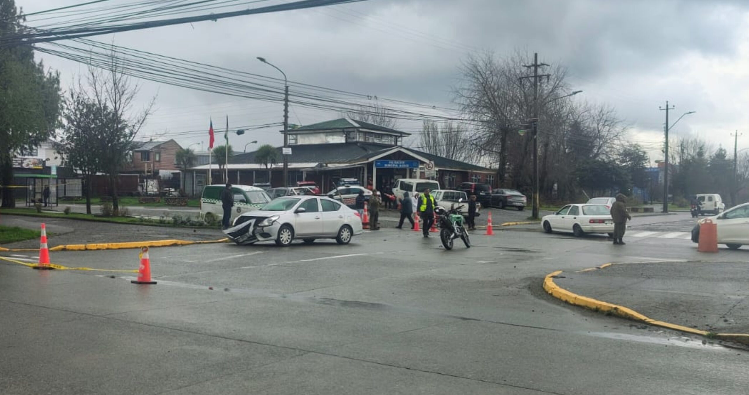 Motorista de carabineros lesionado tras colisión en Puerto Montt