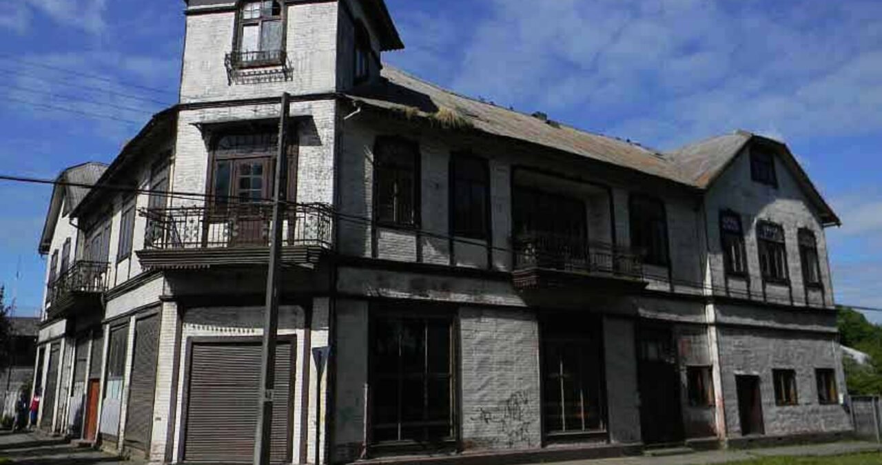 https://media.biobiochile.cl/wp-content/uploads/2026/09/municipio-de-rio-bueno-propone-pagar-en-dos-cuotas-deuda-en-arriendo-de-casa-machmar-1280x675.jpg