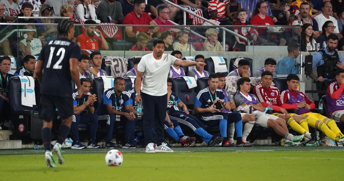 Nicolá Córdova destaca a La Roja pese a nueva caída