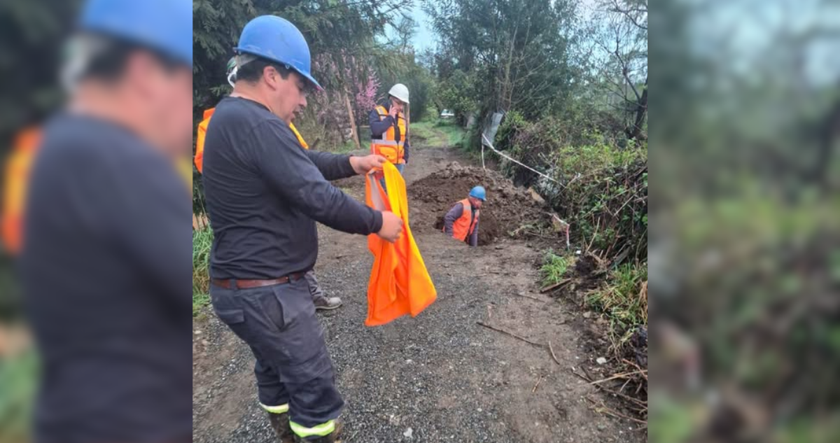 Nueva filtración de aguas servidas afecta a casa en Panguipulli y obliga a suspender suministro