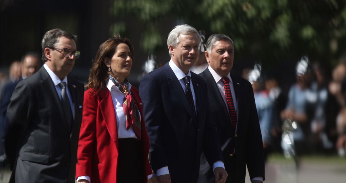 La paradoja de los 6 meses: La Moneda exhibe resultados, pero no logra convertirlos en respaldo