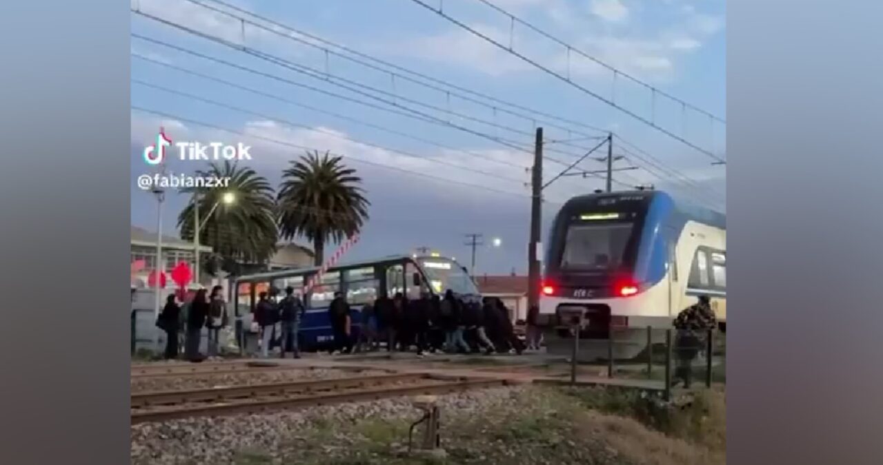https://media.biobiochile.cl/wp-content/uploads/2026/09/pasajeros-empujan-micro-talcahuan-1280x675.jpg
