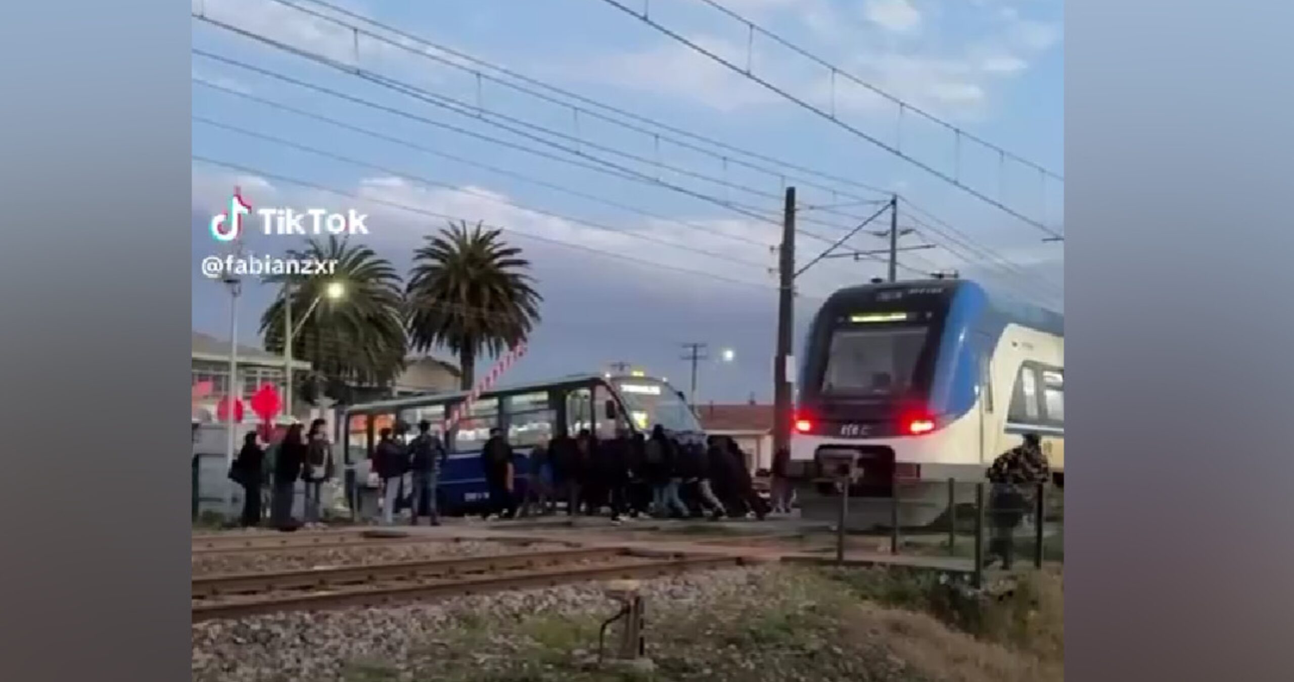 Pasajeros empujan micro que quedó detenido en plena vía férrea
