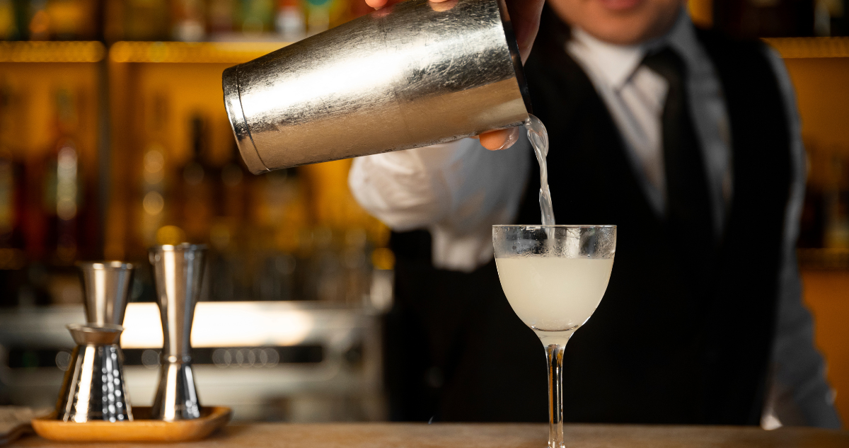 Barman preparando trago en referencia a piscos chilenos
