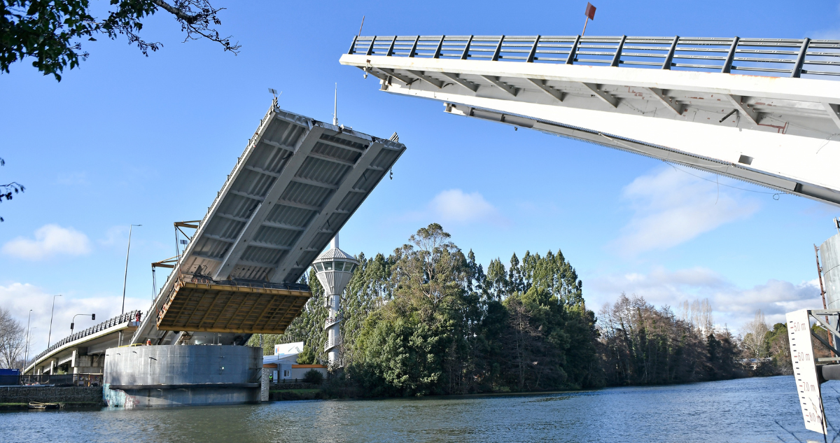 Un 90% de avance lleva proyecto para ampliar ángulo de apertura del puente Cau Cau de Valdivia