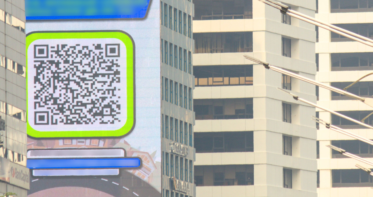 Incitan a todos a escanear un QR: Esto encontró el Sernac al fiscalizar la publicidad en vía pública