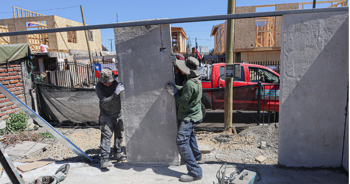 Personas reconstruyendo vivienda.