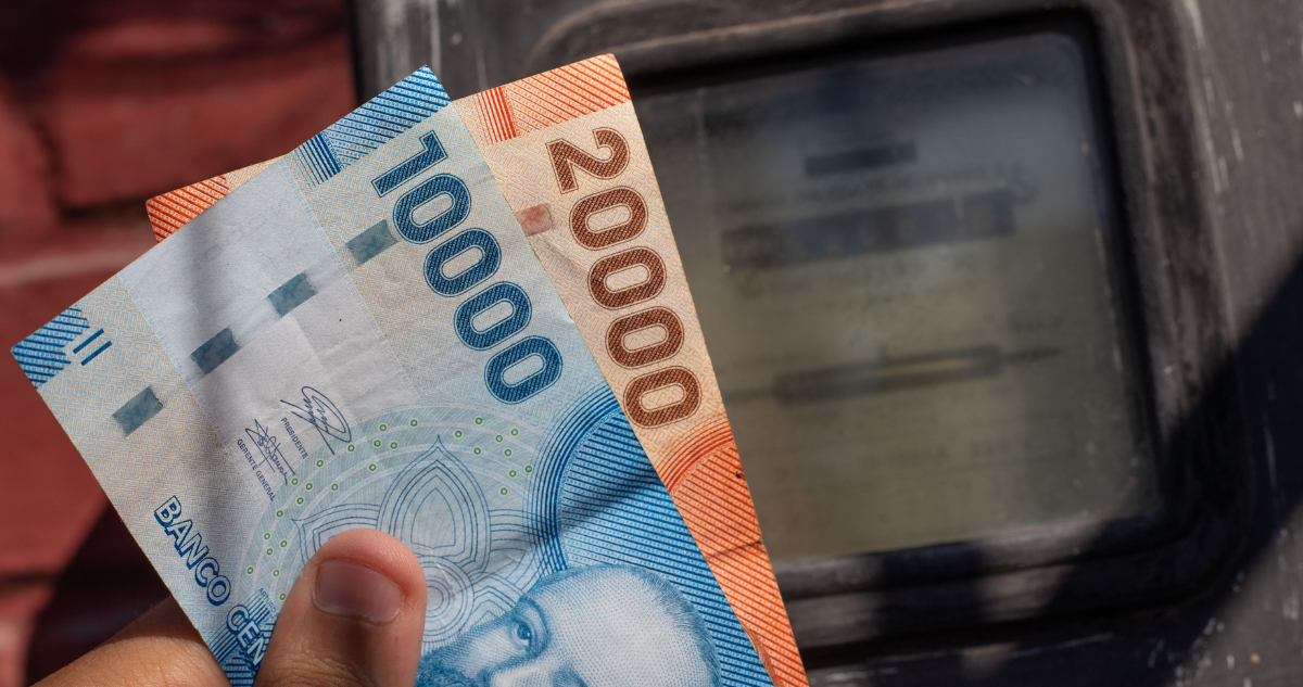Billetes y medidor de luz