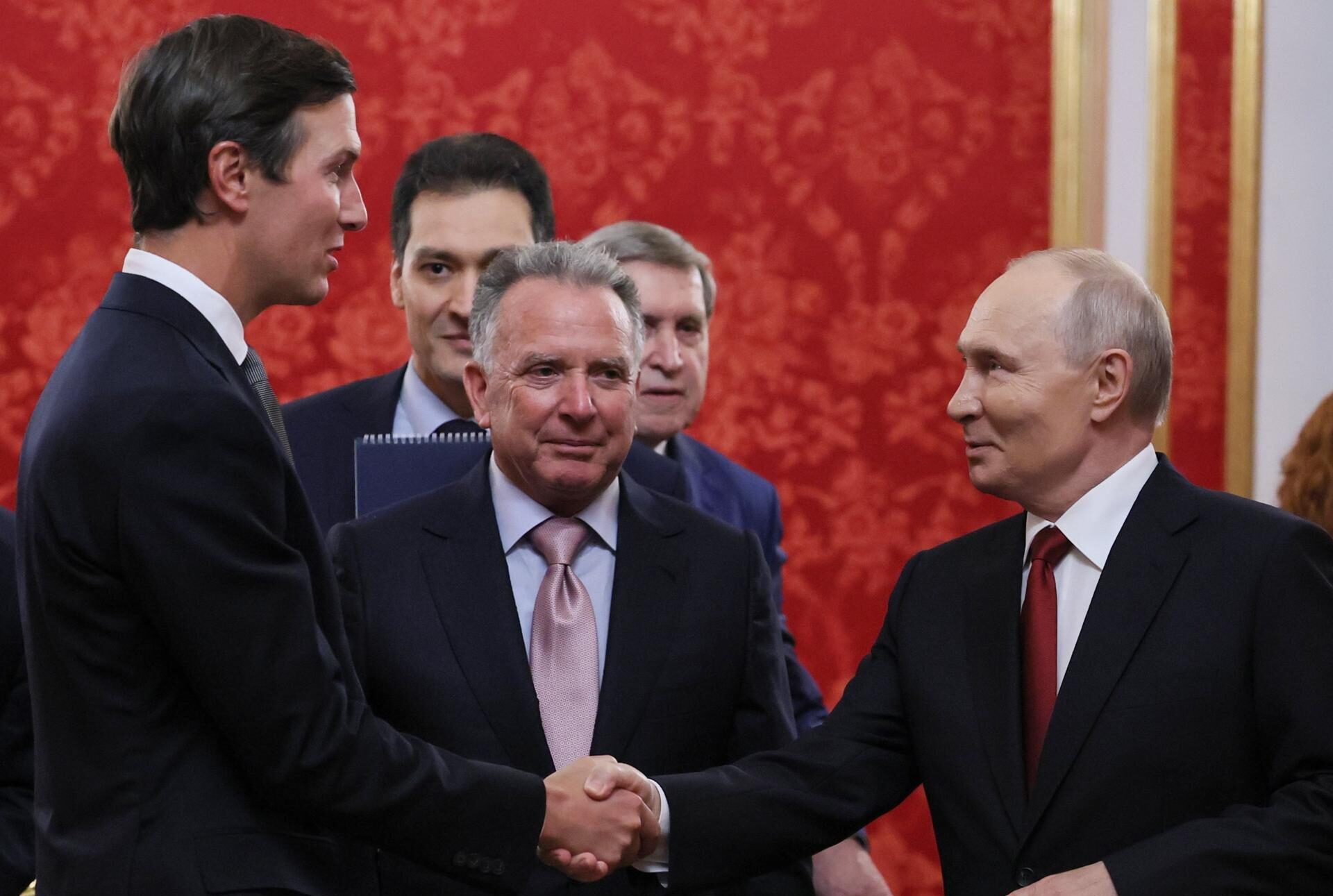 El presidente ruso Vladimir Putin recibiendo a Jared Kushner y Steve Witkoff