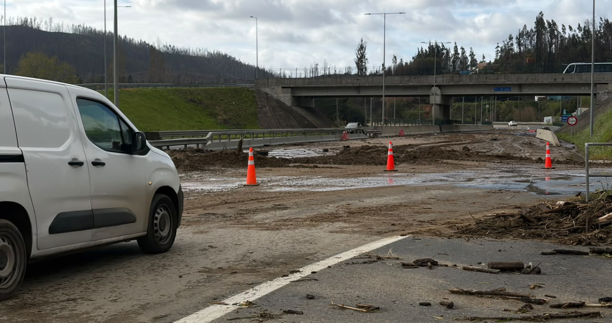 Deslizamiento de barro afecta Ruta 146 entre Concepción y Cabrero: hay una pista habilitada