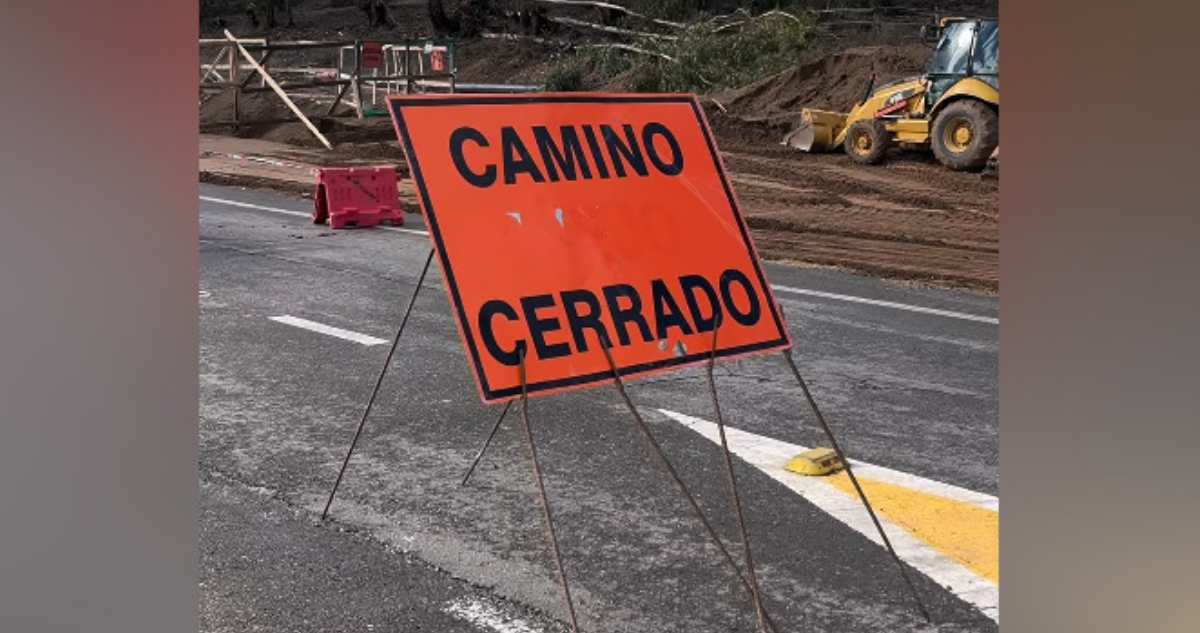 Ruta cerrada por socavón entre Pucón y Villarrica
