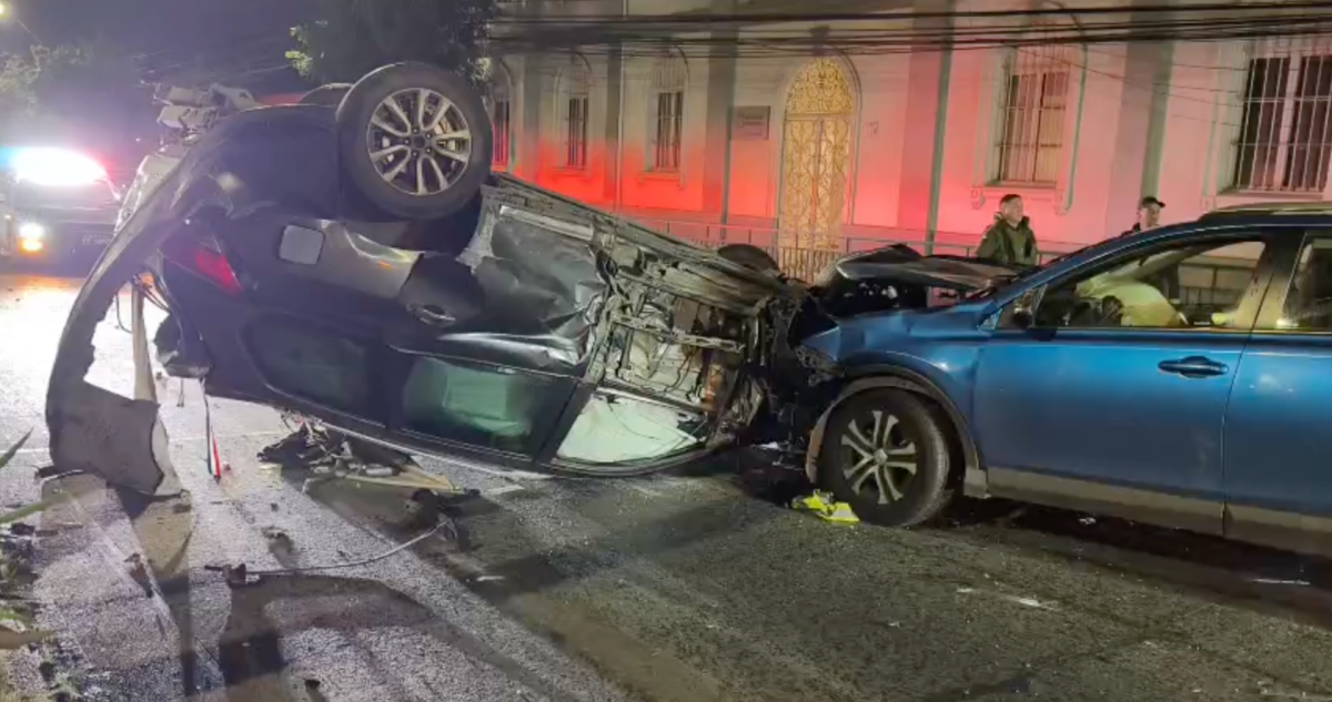 Vehículo termina volcado y destruido tras colisión en San Miguel: trasladaba a un individuo baleado