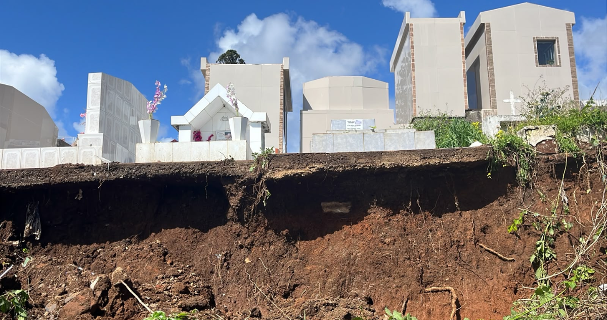 “Se ve una urna”: Deslizamientos derriban panderetas que separan cementerio de Lota con viviendas