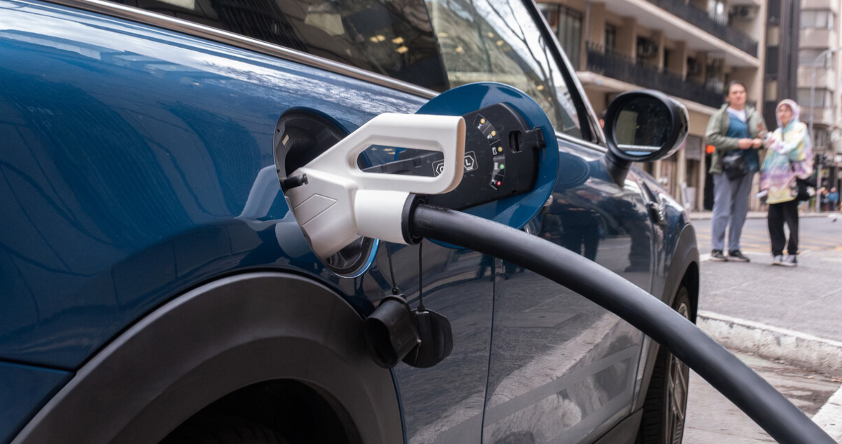 Sernac revela cuáles son los vehículos eléctricos que no tienen donde cargar sus baterías en Chile