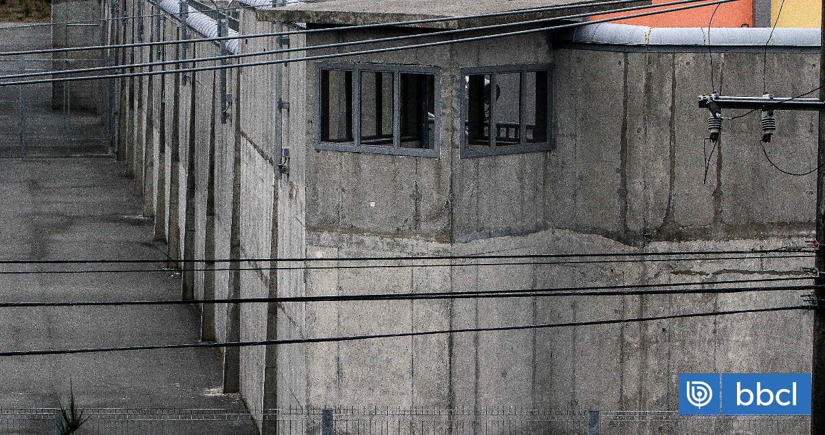 Capturaron a hombre que presuntamente lanzaría pelotazo con droga y celulares a cárcel de Puerto Montt
