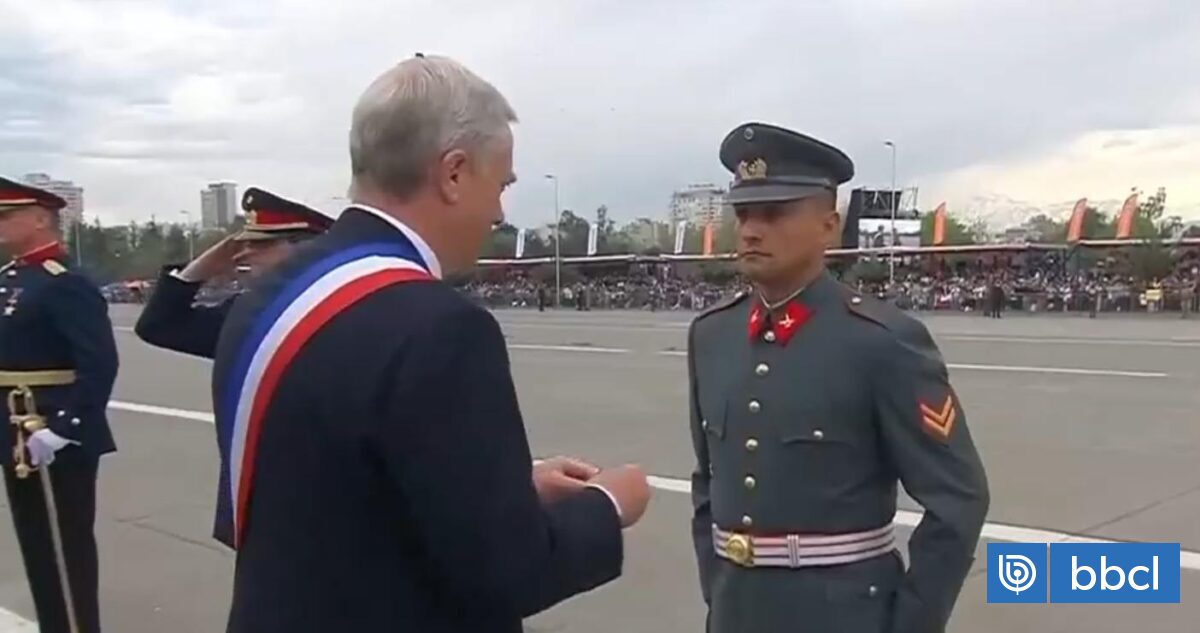 ¿Se habrá dado cuenta? Mosca se posó en la cabeza del presidente Kast en plena Parada Militar 2026