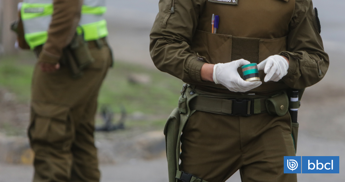 Vehículo chocó, volcó y terminó incrustado en un poste en Maipú: hay un fallecido