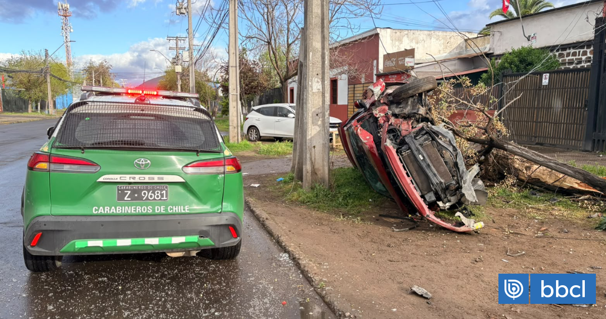 Dos accidentes en la región Metropolitana dejan a un motociclista fallecido y un vehículo destruido