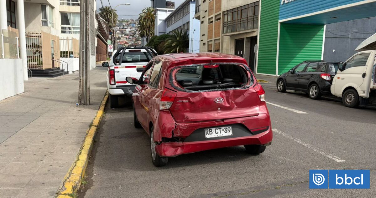 Dos personas resultan lesionadas tras colisión entre vehículo y moto en Valparaíso