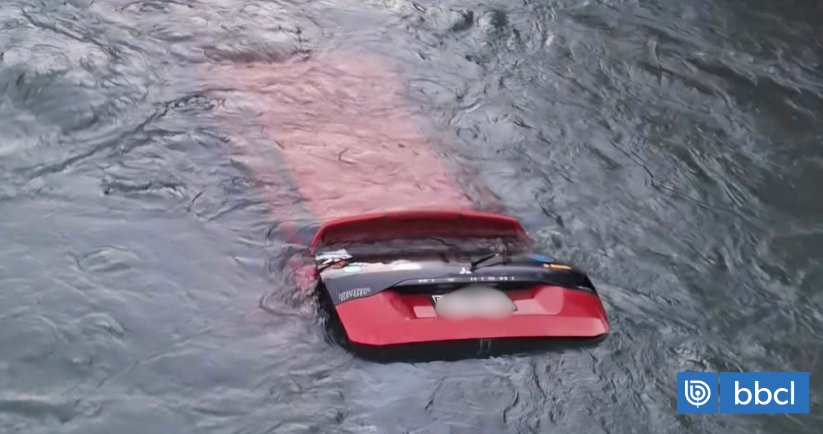 Trató de cruzar y fue arrastrado por el río Cato: conductor de auto hundido habría escapado por techo