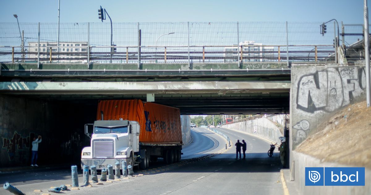 A 5 meses de accidente: paso bajo nivel de San Miguel reabre este martes con prohibición para camiones