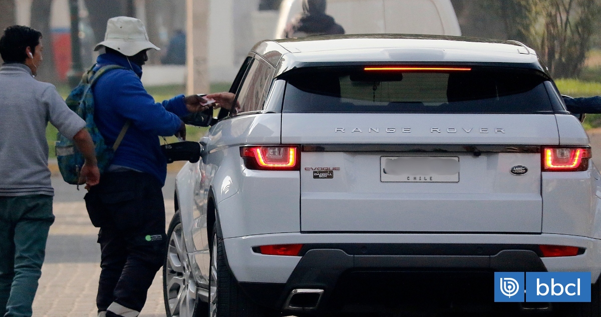"Mafias" de estacionadores ilegales: Araya (REP) apunta a "una forma de operar del crimen organizado"