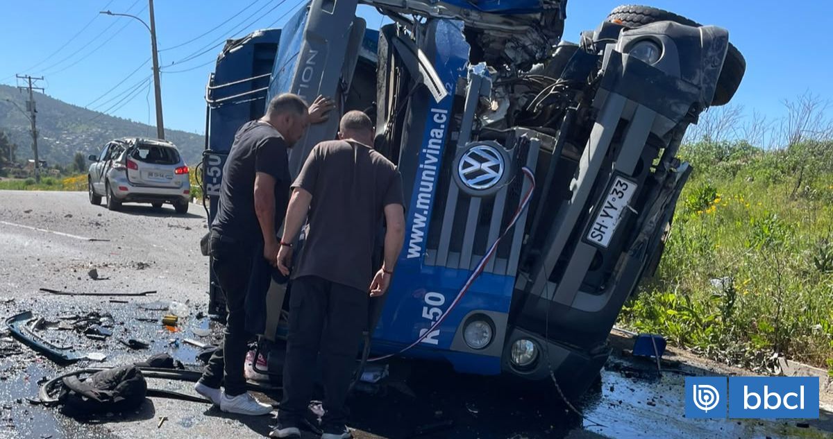 Conductor de camión municipal queda atrapado tras colisión con automóvil en Viña del Mar