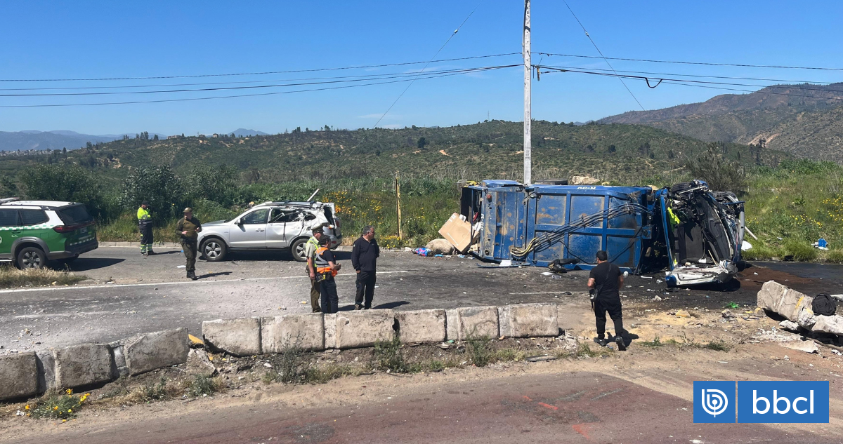 Uno de los ocupantes de camión volcado en Camino Internacional habría sufrido amputación de extremidad