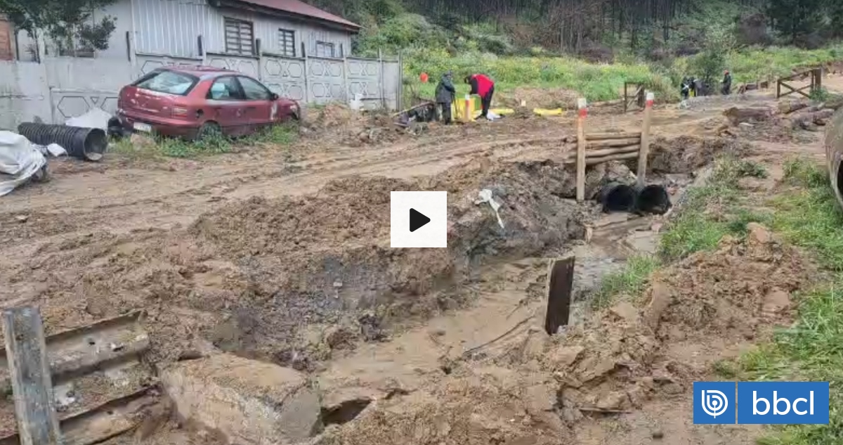 Barro ingresó como "un río": Familias de Concepción siguen limpiando casas tras inundaciones