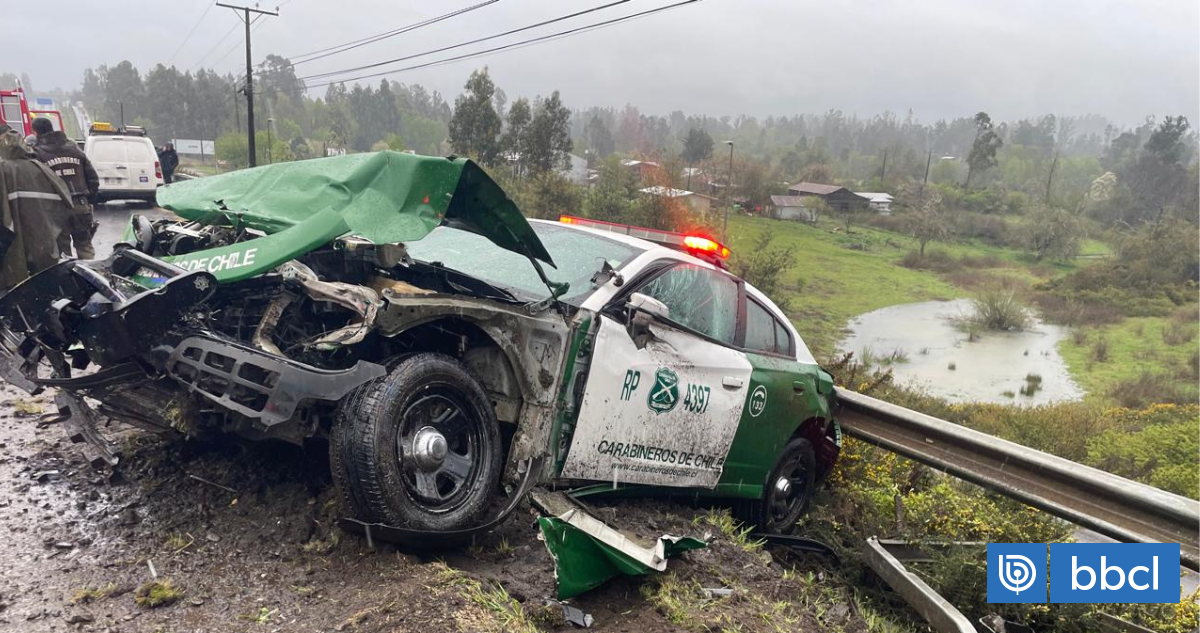 Patrulla de Carabineros volcó y quedó al borde de barranco tras accidente en Padre Las Casas