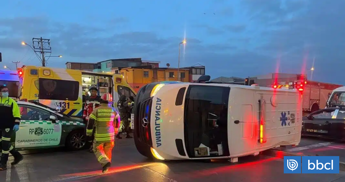 Ambulancia termina volcada tras protagonizar colisión con otro vehículo en Antofagasta