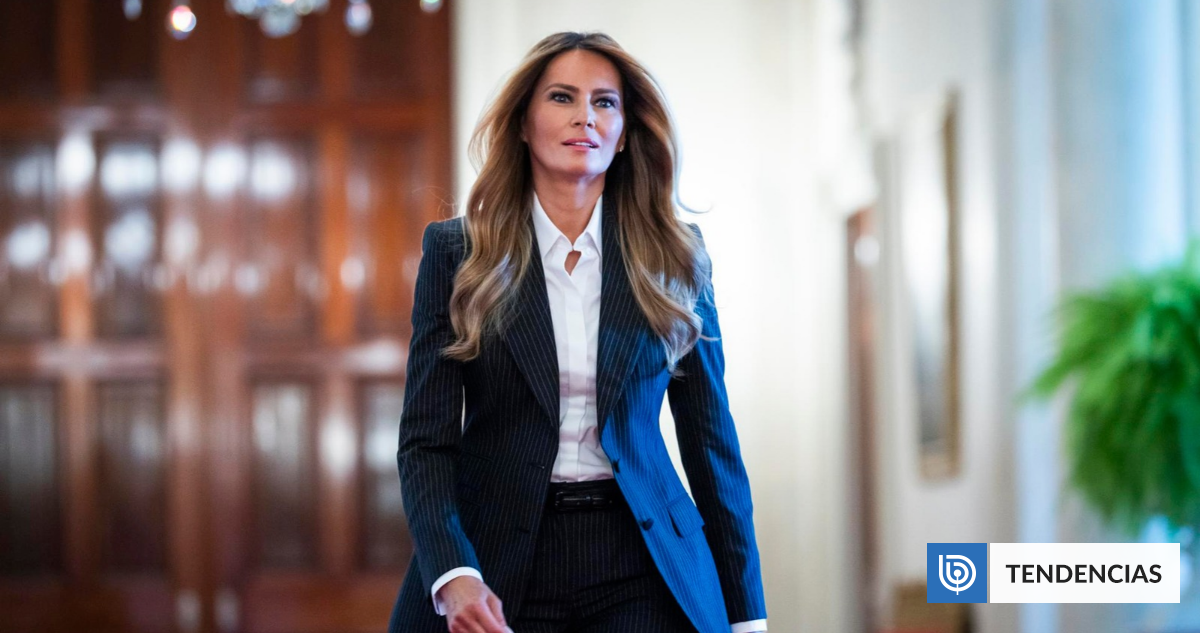 Un rosetón y rompiendo códigos de gala: Melania se revela con llamativo look en cena con China