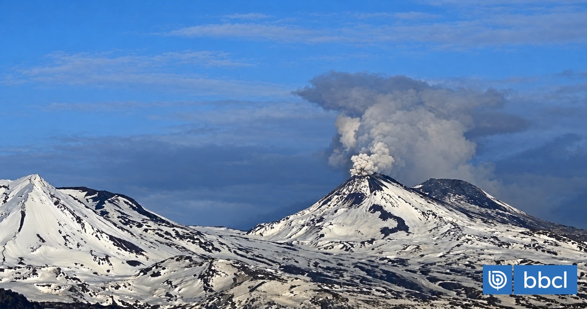 Nueva explosión en Nevados de Chillán: humo alcanzó 900 metros y Sernageomin no descarta más episodios