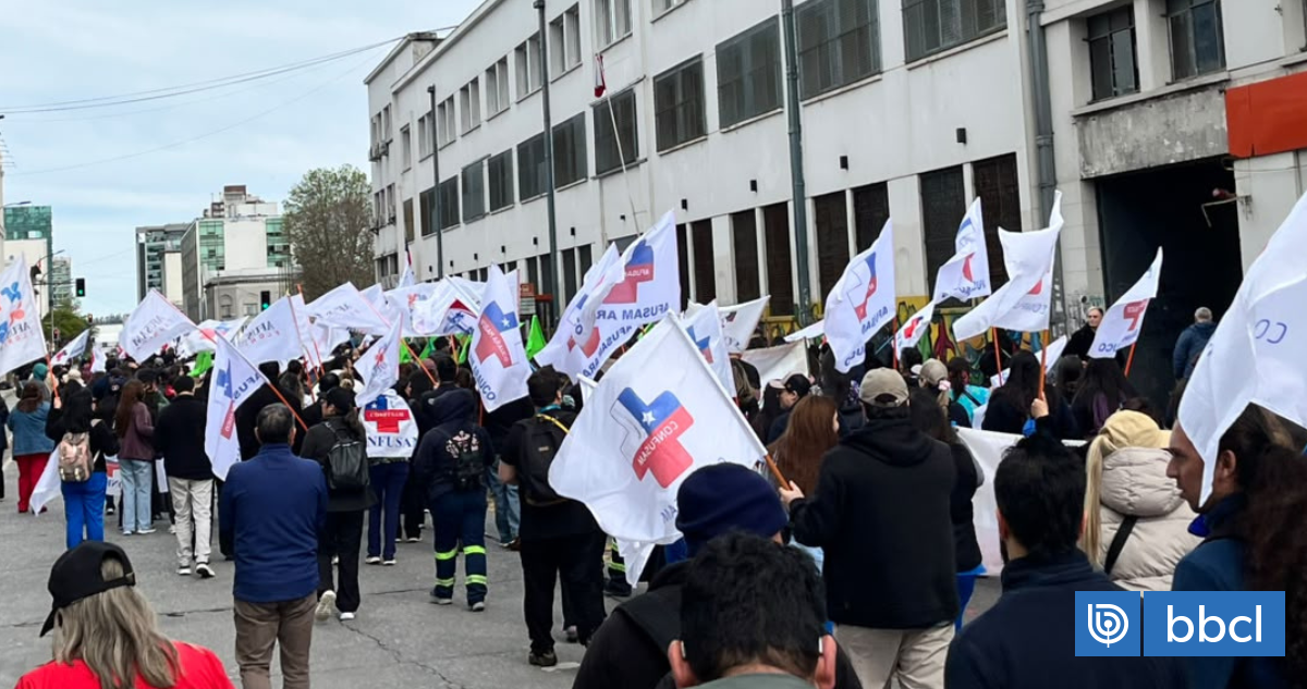Cientos de funcionarios marchan por el centro de Concepción por paro nacional de la Confusam