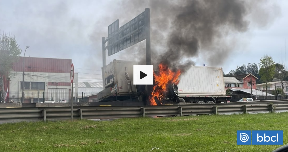 VIDEOS | Camión choca con poste y se incendia en avenida Alonso de Ribera en Concepción