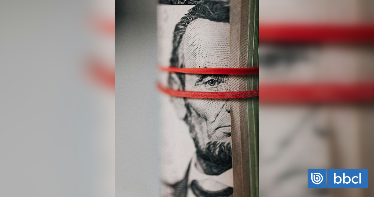 El dólar amenazó con escalar hasta $980 tras tocar su mayor nivel en más de un año