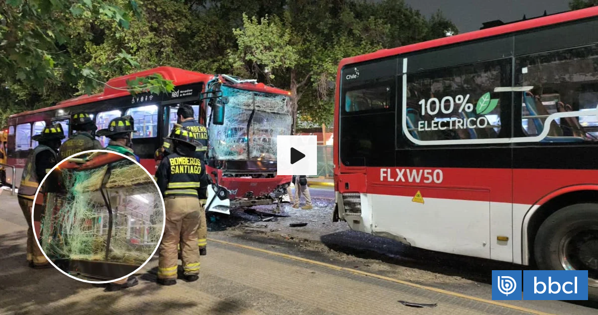 Buses RED protagonizan choque en plena Alameda: uno de los conductores se habría dormido al volante