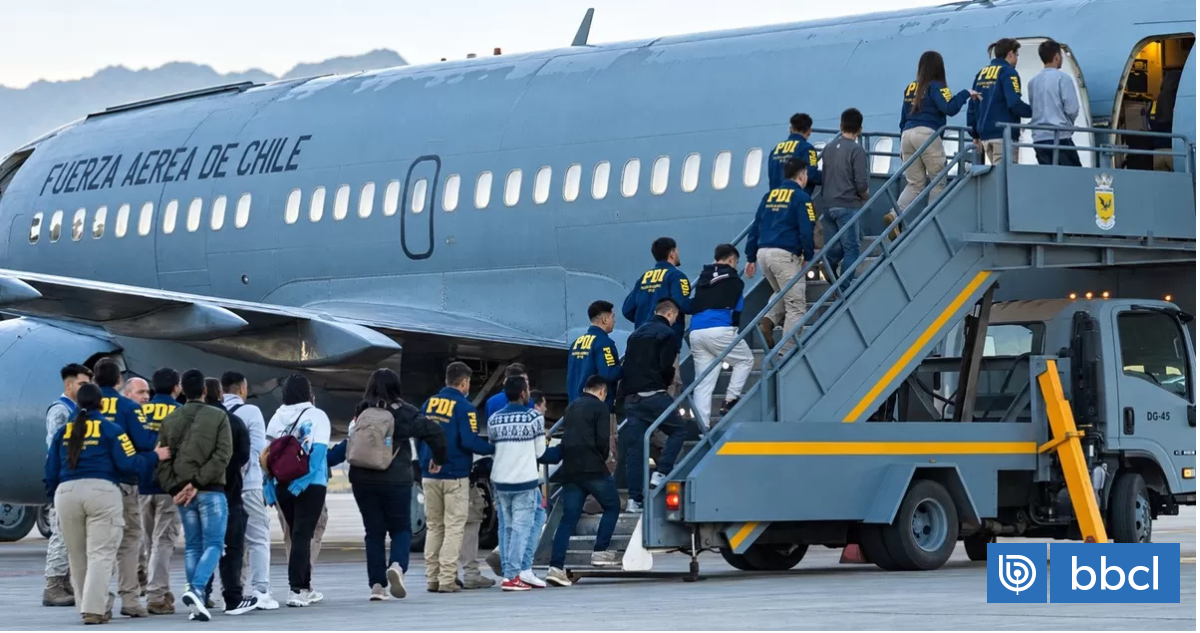 Expulsan a 40 extranjeros en vuelo chárter y cifra llega a 1.468 personas durante administración Kast