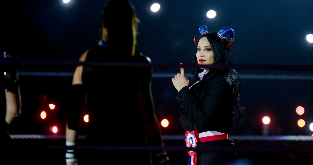 Stephanie Vaquer vestida de huasa en WWE