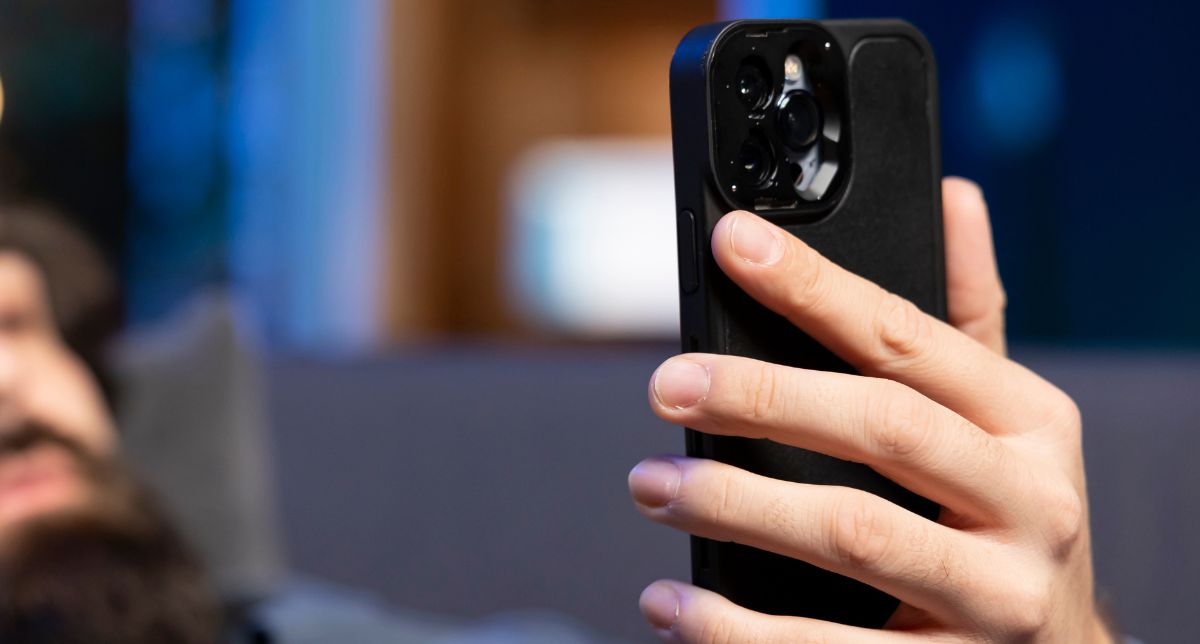 Tu teléfono también puede espiarte, igual que un smart TV: Así funciona y cómo evitarlo