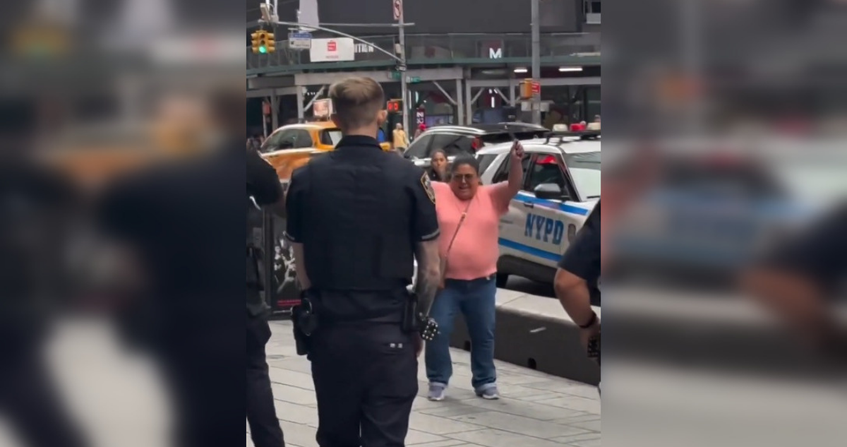 mujer con cuchillos rodeada de policías en Times Square