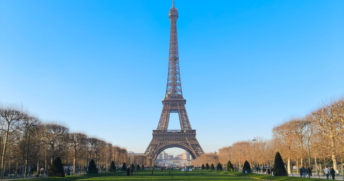 Trabajadores de Torre Eiffel a huelga: empresa instruyó a mujeres ocultarse durante una visita privada