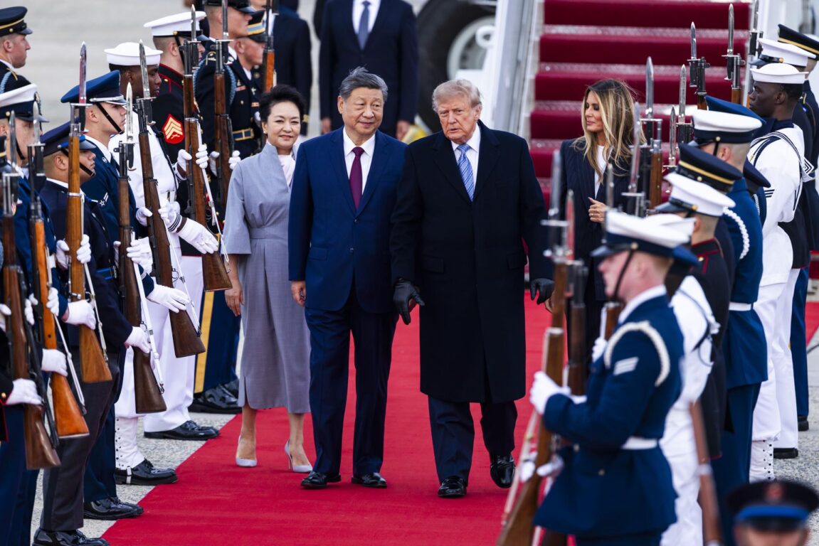 El presidente de EEUU, Donald Trump, recibiendo a su homólogo chino Xi Jinping