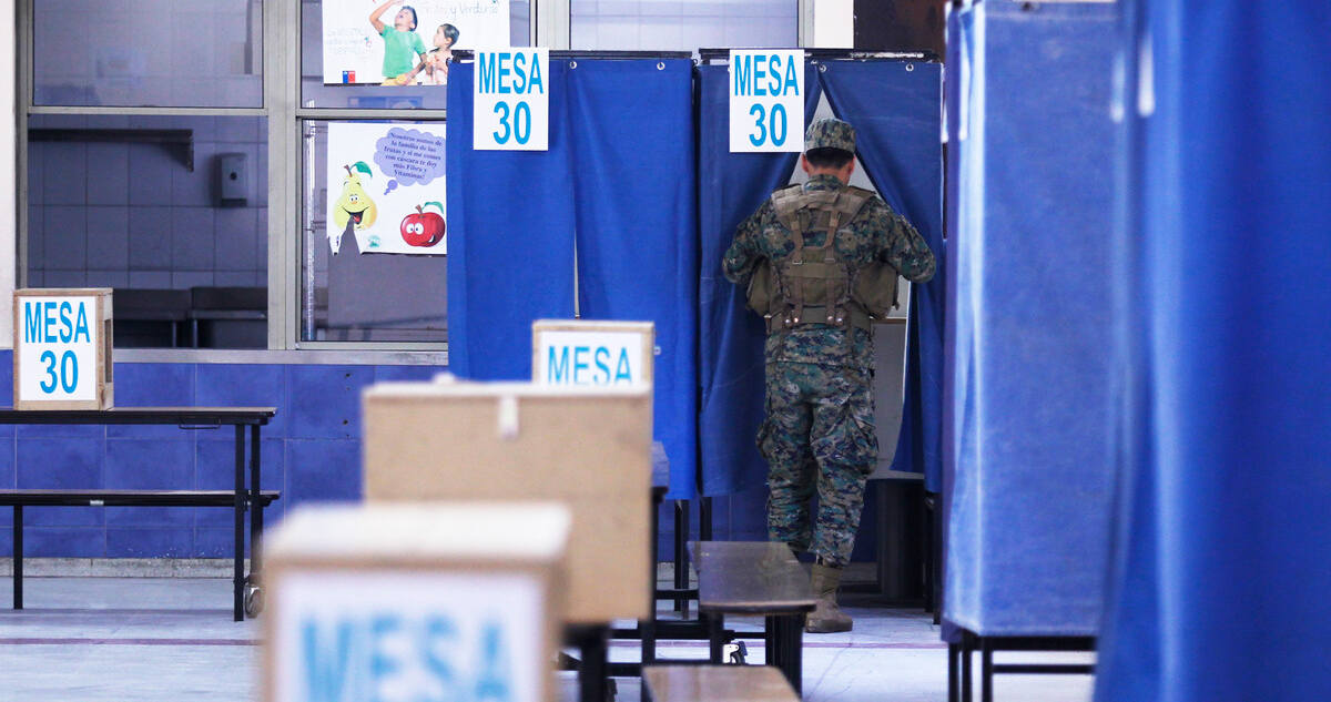Gobierno acelera proyecto UDI que permitiría a policías y militares votar en locales que resguardan
